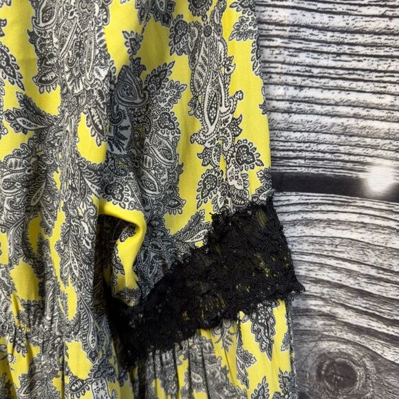 Lightweight Yellow Paisley Blouse Large Lace Accent - Picture 3 of 3